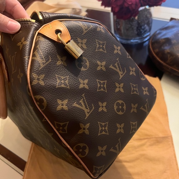 Authentic Louis Vuitton Monogram Speedy 30 - Picture 5 of 10
